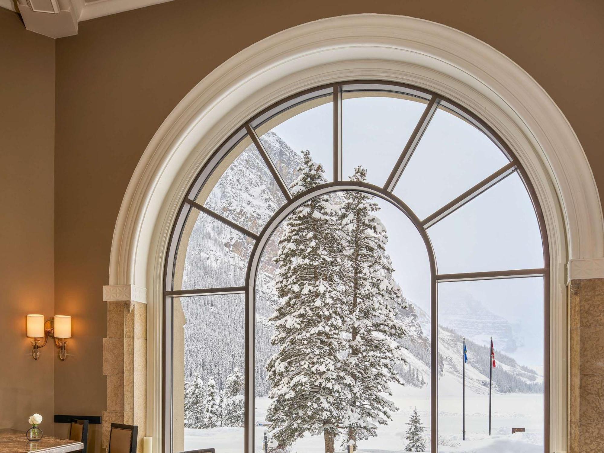 Fairmont Chateau Lake Louise Bagian luar foto The lobby at The Lodge at Sun Valley Resort