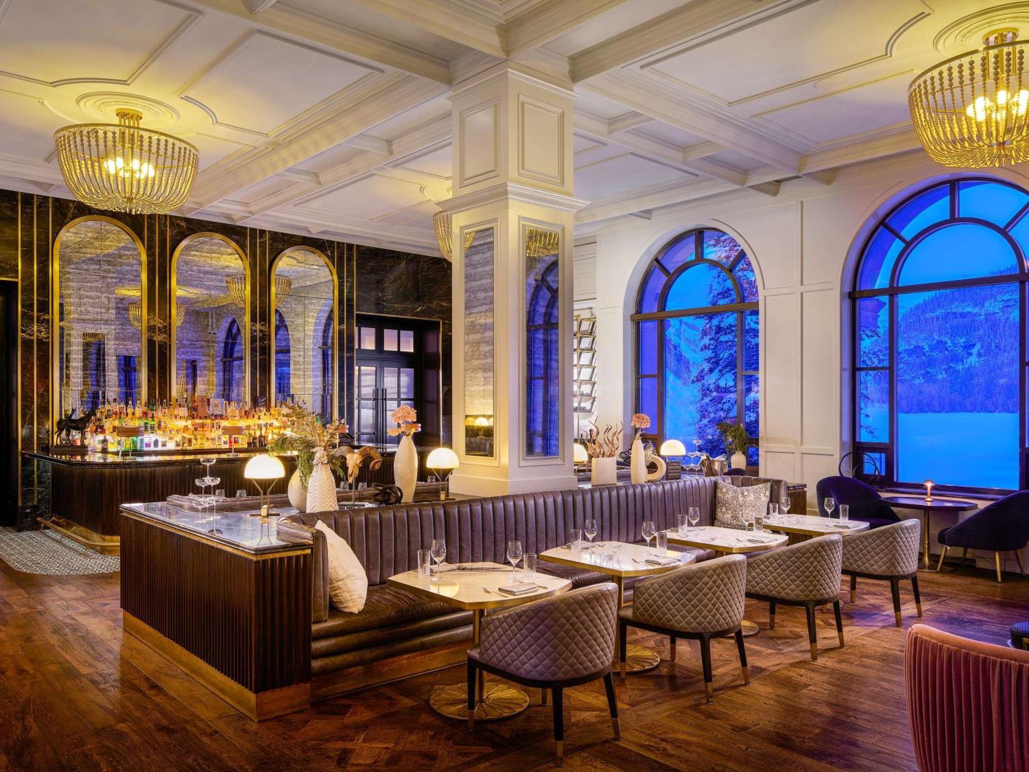 Fairmont Chateau Lake Louise Bagian luar foto The restaurant at the London Edition