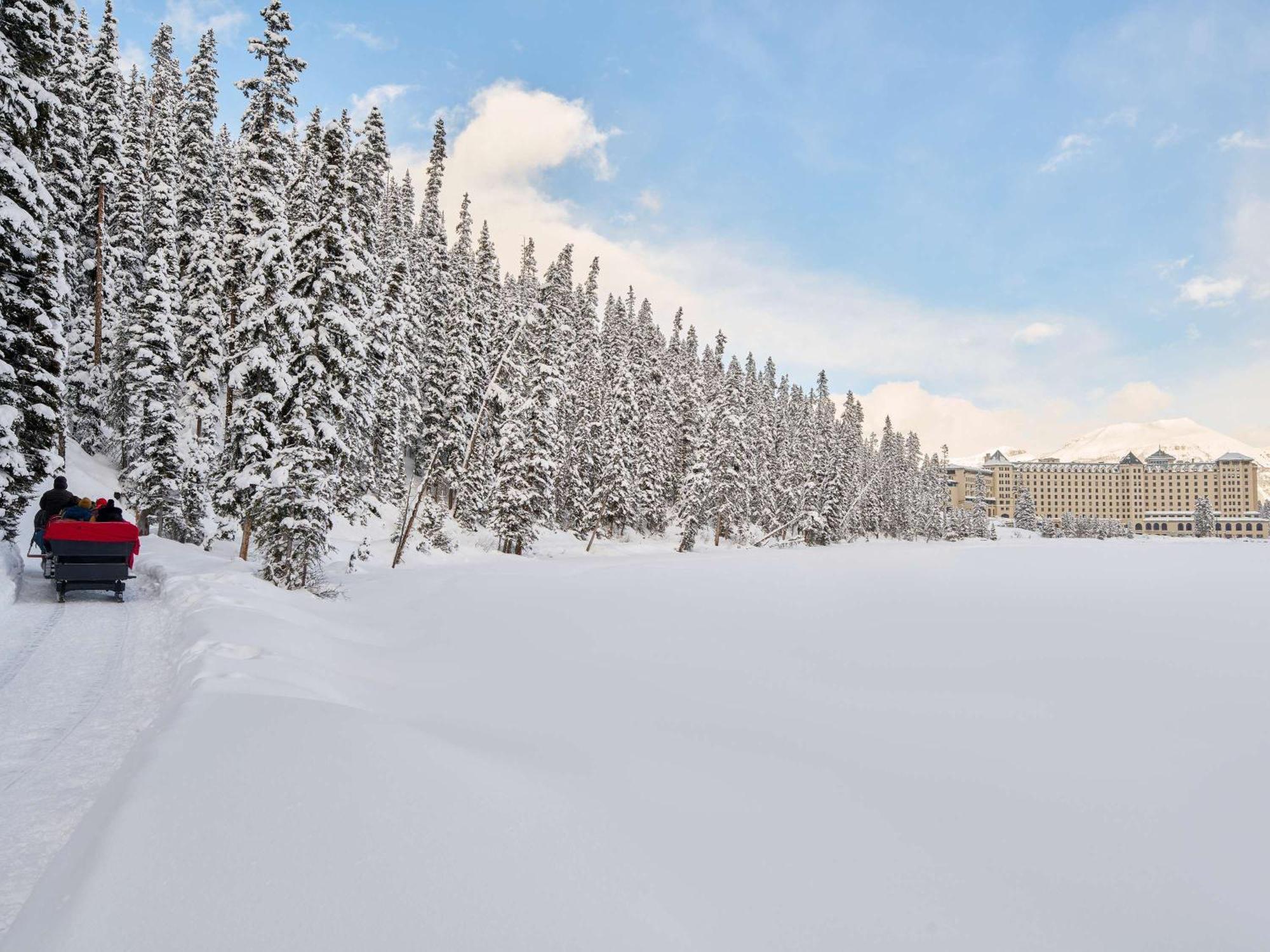 Fairmont Chateau Lake Louise Bagian luar foto The Grand Hotel in winter