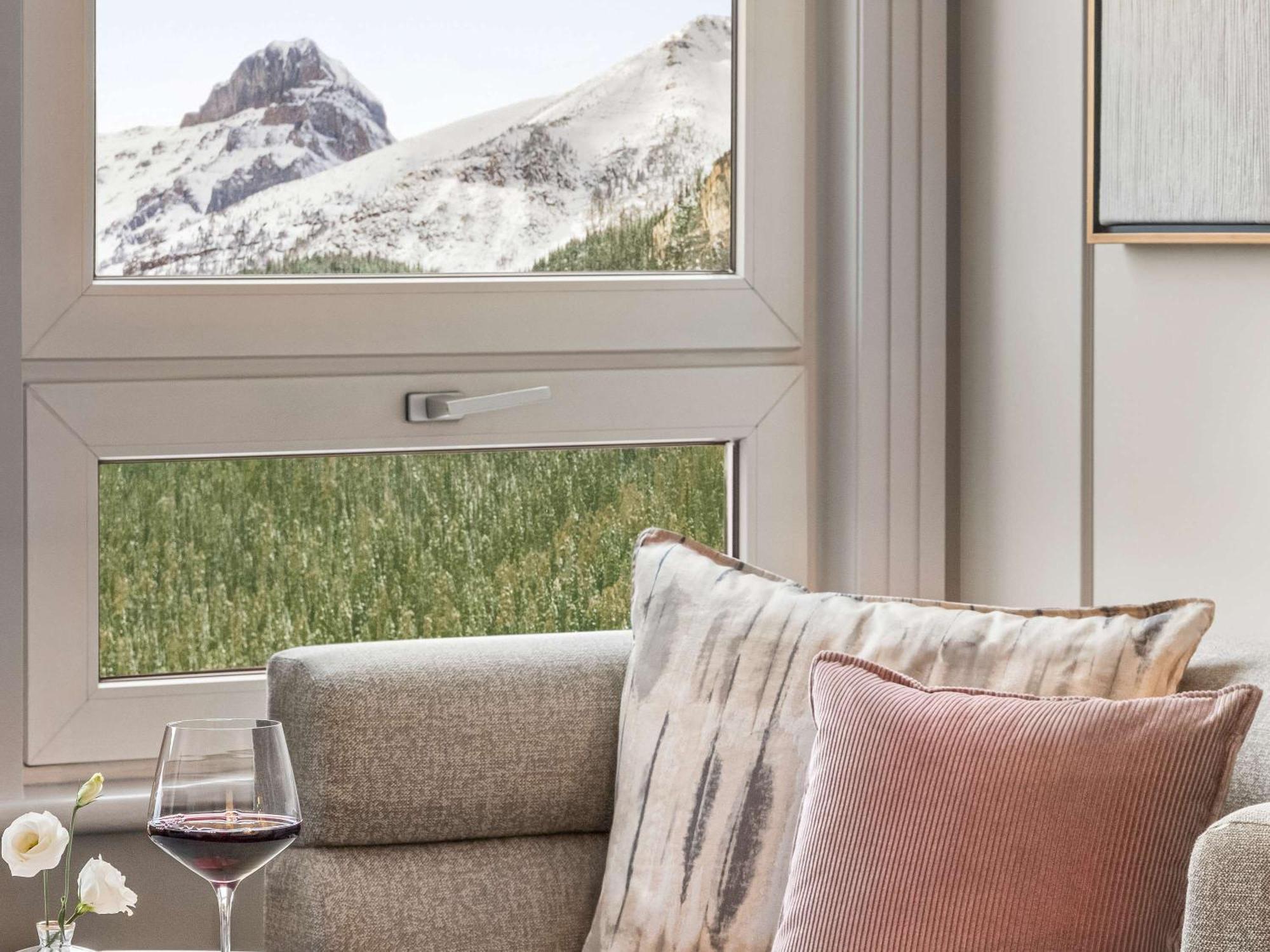 Fairmont Chateau Lake Louise Bagian luar foto A window with a view of the mountains