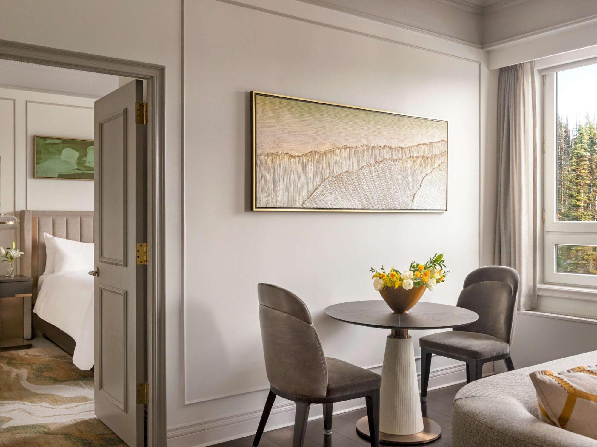 Fairmont Chateau Lake Louise Bagian luar foto A suite at the Four Seasons Hotel