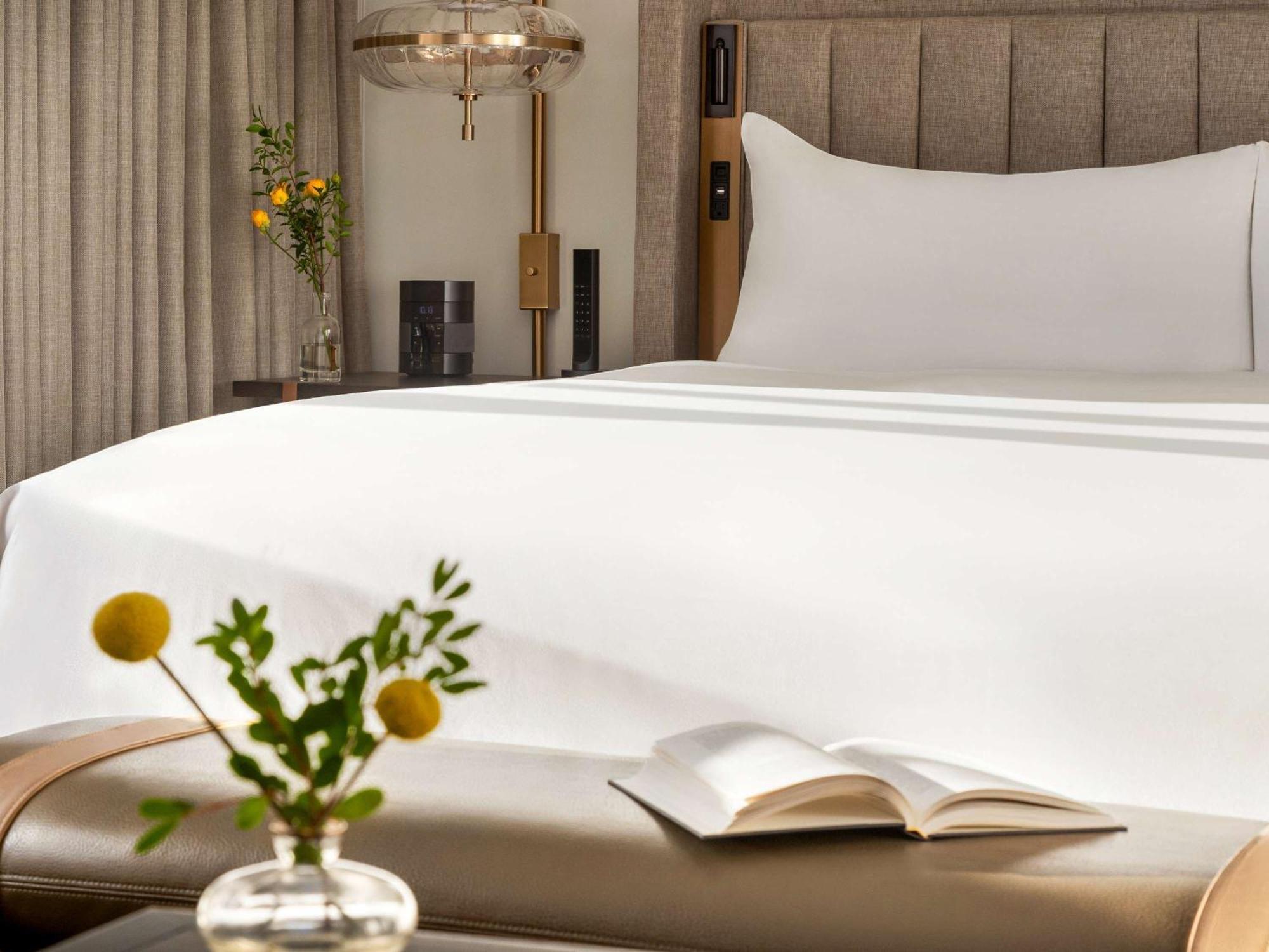 Fairmont Chateau Lake Louise Bagian luar foto A bed with a duvet