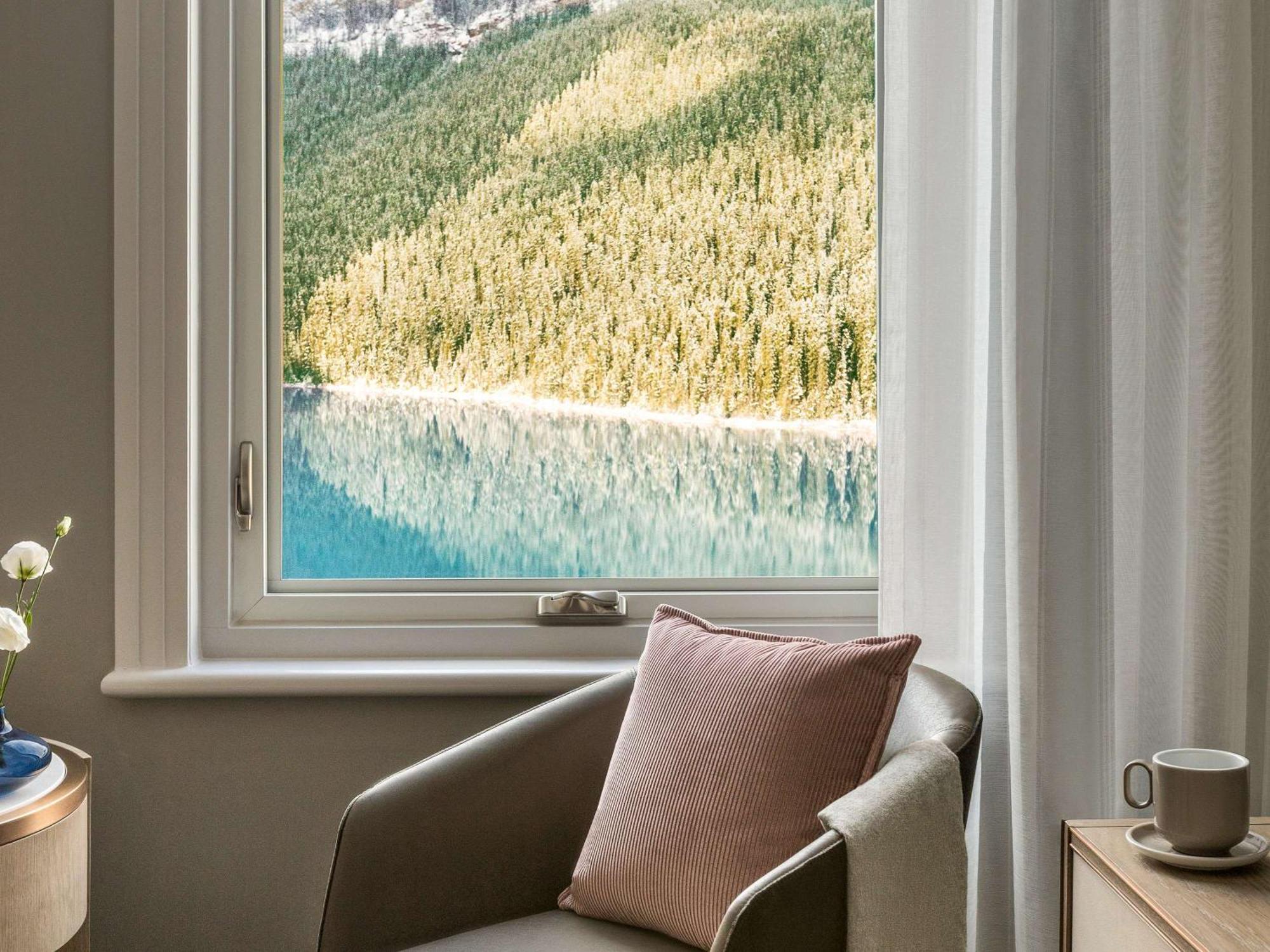 Fairmont Chateau Lake Louise Bagian luar foto A window with a view of Lake Como